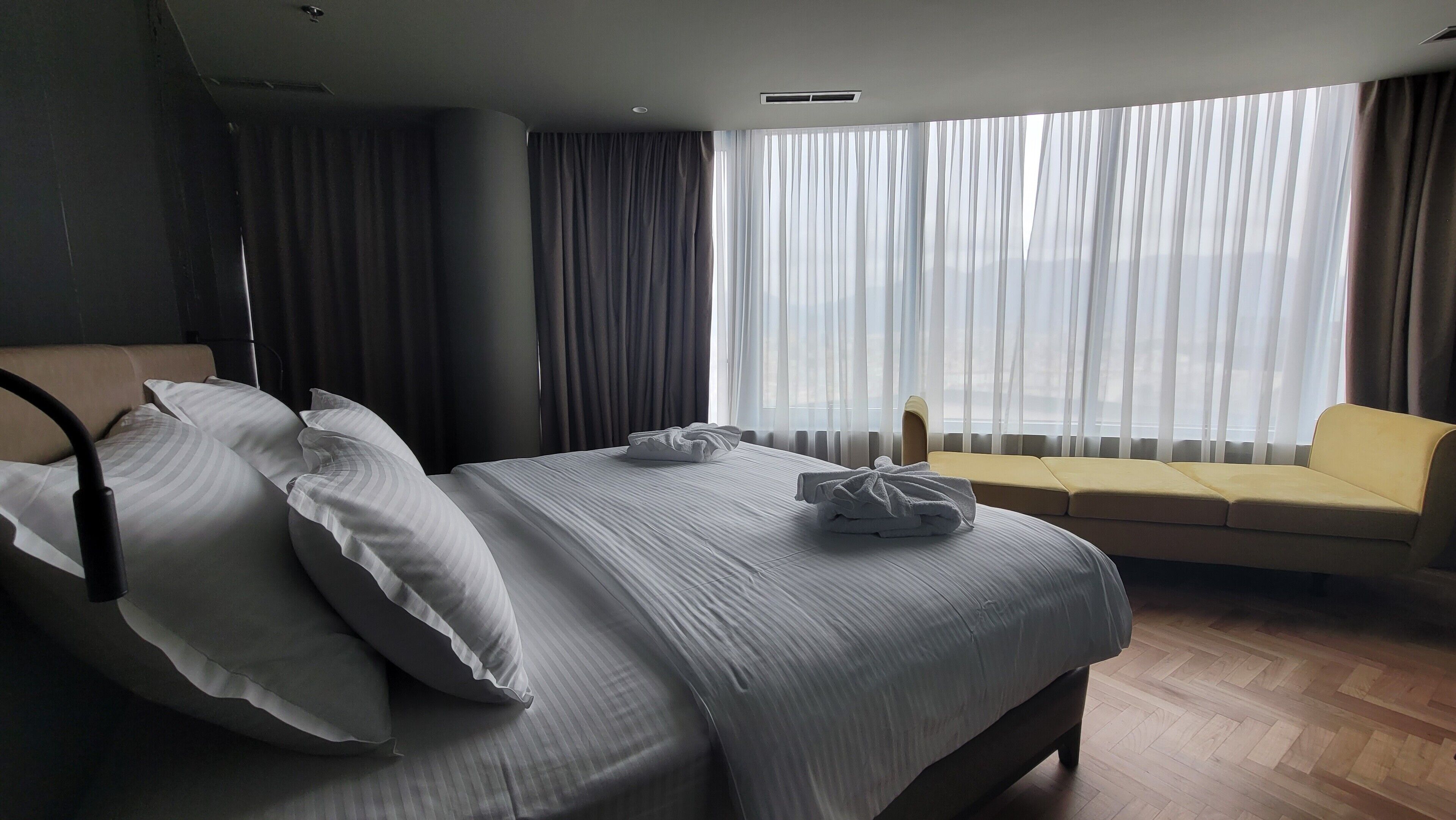 Business-studiosuite | Senge med madrasser af memory foam, minibar, lydisolering, gratis Wi-Fi