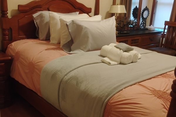 2 chambres, bureau, fer et planche Ă repasser, lit parapluie