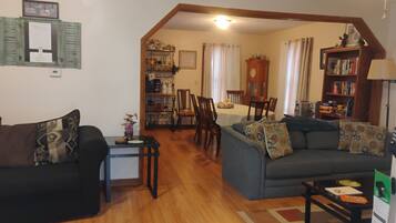 Smart-TV, Bücher, Stereoanlage