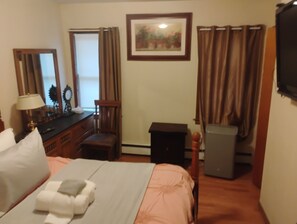 2 bedrooms, desk, iron/ironing board, travel cot