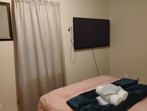 2 camere, una scrivania, ferro/asse da stiro, culla da viaggio