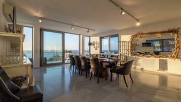 Luxury Villa, 6 Bedrooms | In-room dining