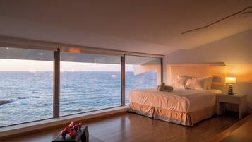 Egyptian cotton sheets, premium bedding, pillow-top beds, in-room safe
