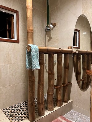 Dusche, Handtücher, Toilettenpapier