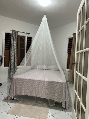 2 Schlafzimmer, Schreibtisch, Bügeleisen/Bügelbrett, kostenloses WLAN