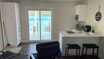 Kühlschrank, Herdplatte, Wasserkocher mit Kaffee-/Teezubehör, Toaster