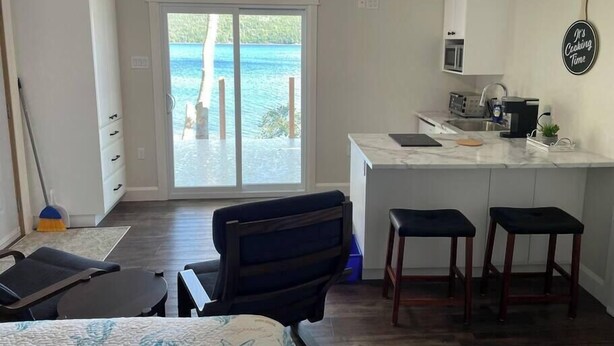 Coffee/tea maker, fridge, stovetop, toaster - Bliss by da Bay Deluxe suite 5 (King's Point)