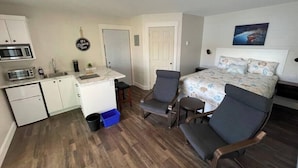 Iron/ironing board, WiFi, bed sheets - Bliss by da Bay Deluxe suite 5 (King's Point)