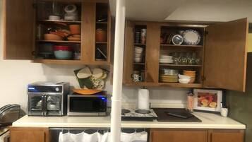 Refrigerador, microondas, cafetera y tetera y tostadora