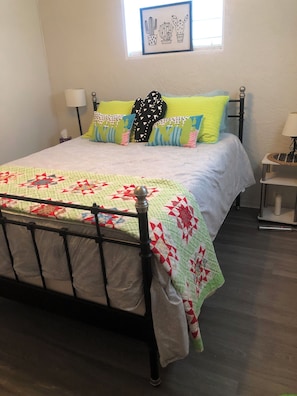 1 bedroom, iron/ironing board, free WiFi, bed sheets - BEAUTIFUL CENTRAL AREA - CLOSE TO ALL ATTRACTIONS COLORADO SPRINGS HAS TO OFFER! (Colorado Springs)