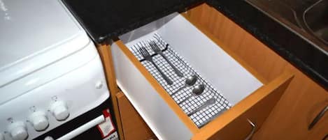 Réfrigérateur, micro-ondes, four