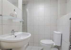 Amenidades de baño gratuitas, secadora de cabello, toallas 