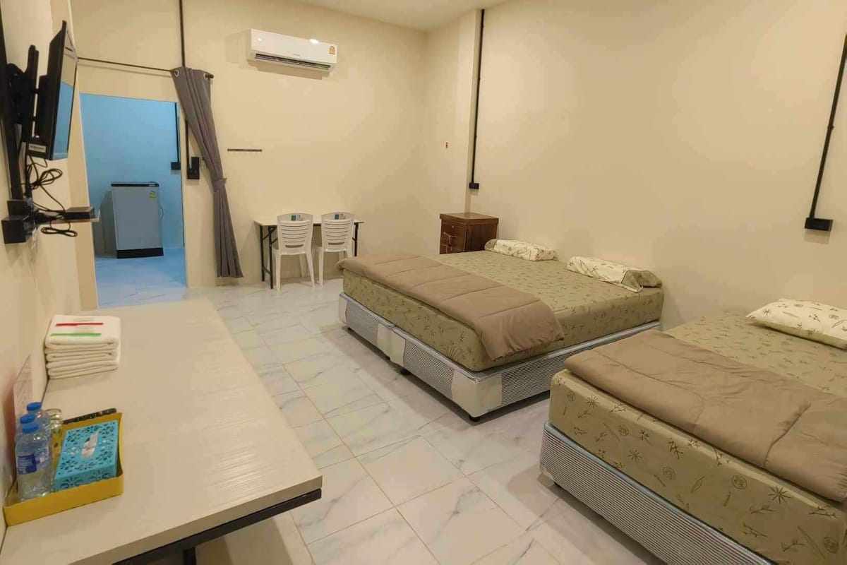 Family Triple Room | Desk