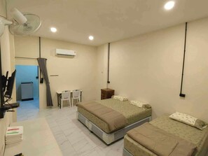 Family Triple Room | Desk - PUENG LUANG RESORT. (Bang Phae)