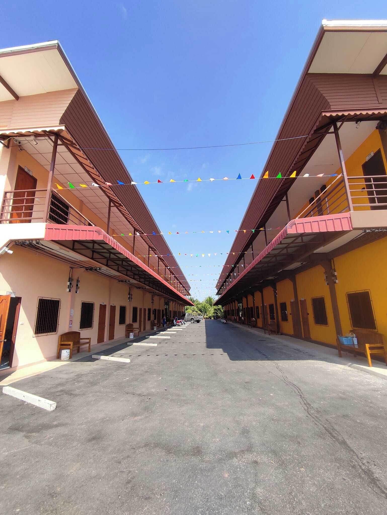 Edifici simètric amb un pati central, que presenta una sèrie de balcons i finestres a ambdós costats.
