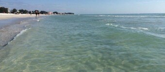 Sunshine getaway #2-Walk to Beach-King bed-Docks