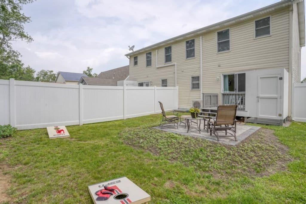 Cozy 2BR Home in Lewes, Mins to Beach w/ backyard and grill
