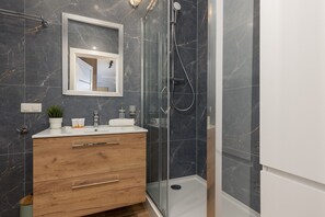 Apartment, 1 Schlafzimmer, Balkon | Badezimmer | Dusche, Handtücher