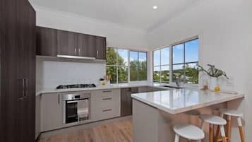 雪櫃、微波爐、焗爐、爐具