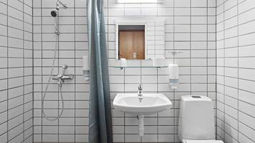 Ducha, secador de pelo, toallas, jabón