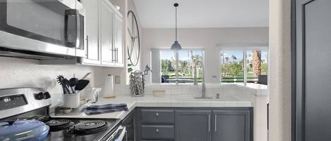 Kühlschrank, Mikrowelle, Ofen, Herdplatte