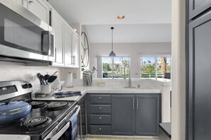 Kühlschrank, Mikrowelle, Ofen, Herdplatte