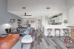 Smart-TV, Bücher, Arbeitsbereiche, Drucker