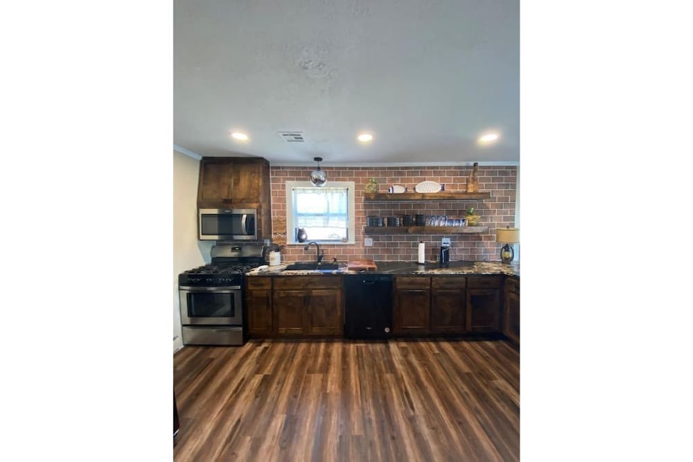 Cozy riverside cabin on the Neosho river, Chetopa 125 Room Prices