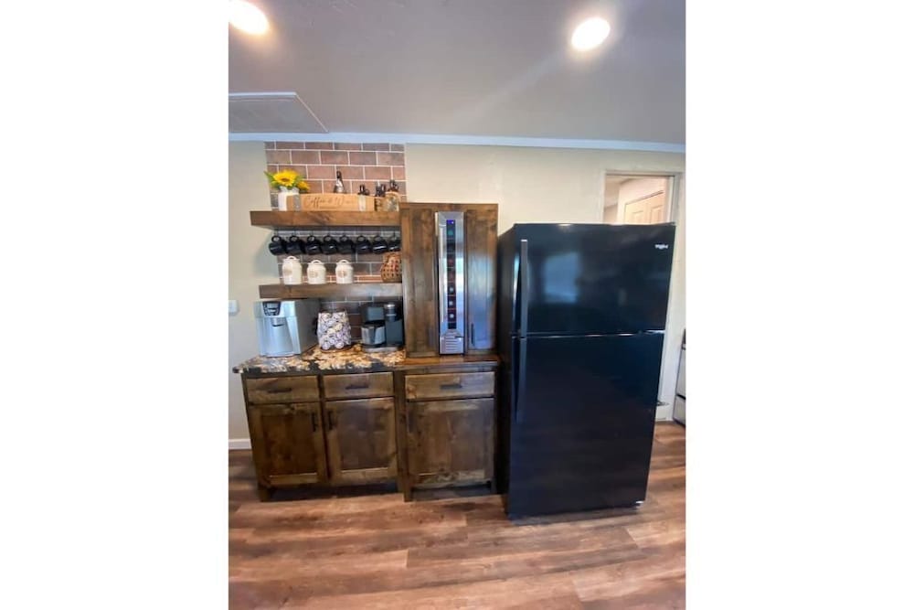 Cozy riverside cabin on the Neosho river, Chetopa 125 Room Prices