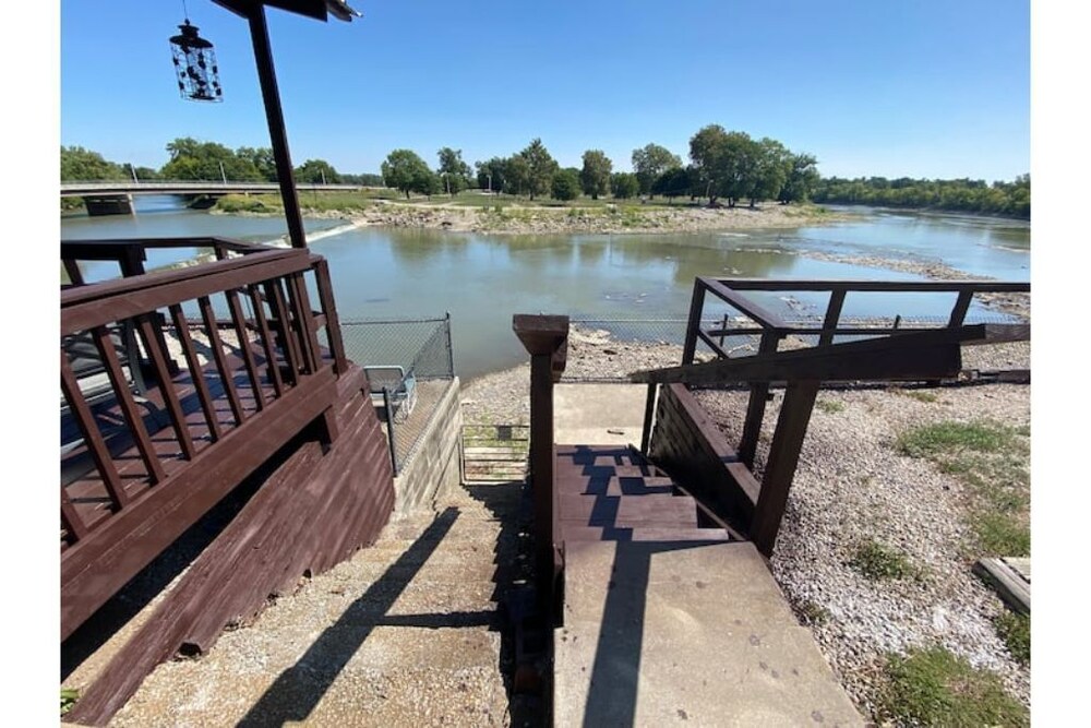 Cozy riverside cabin on the Neosho river, Chetopa 125 Room Prices