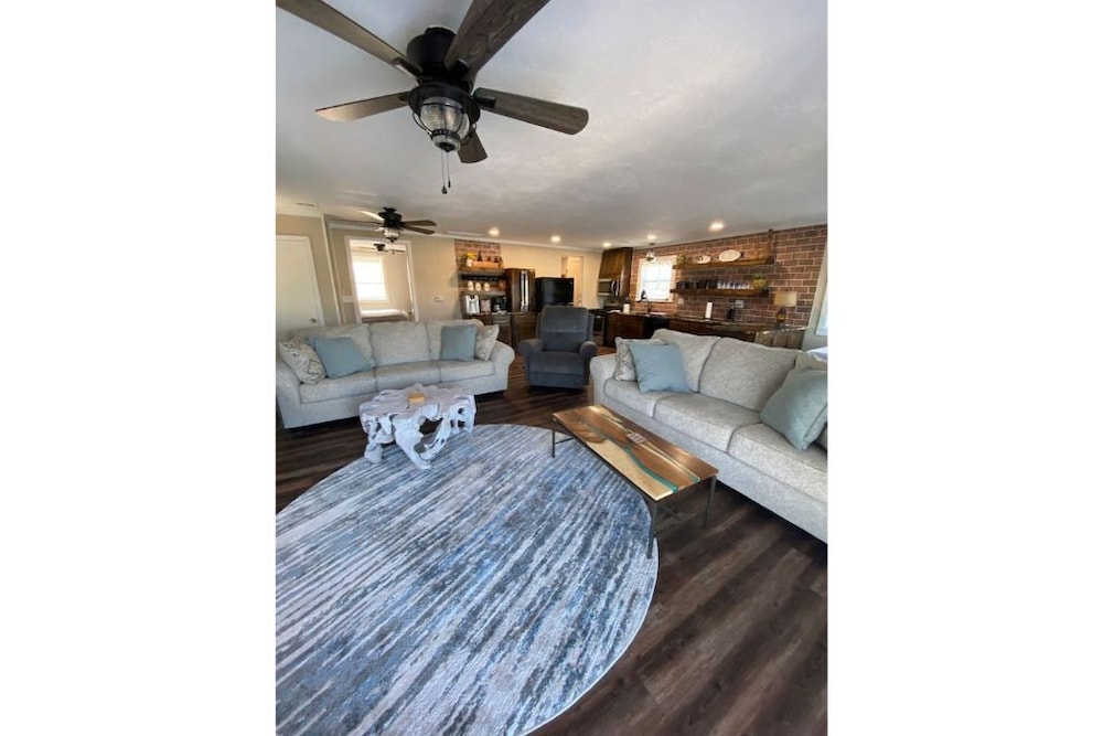 Cozy riverside cabin on the Neosho river, Chetopa 125 Room Prices