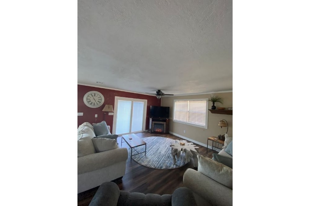 Cozy riverside cabin on the Neosho river, Chetopa 125 Room Prices