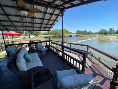 Cozy riverside cabin on the Neosho river