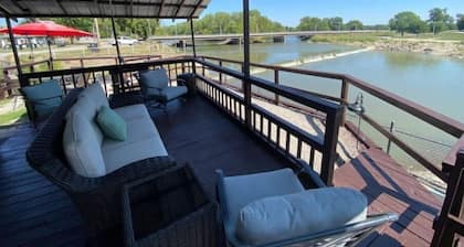 Cozy riverside cabin on the Neosho river