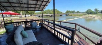 Cozy riverside cabin on the Neosho river