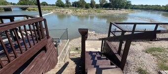 Cozy riverside cabin on the Neosho river