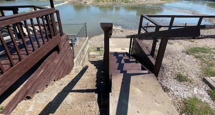 Cozy riverside cabin on the Neosho river