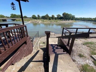 Cozy riverside cabin on the Neosho river