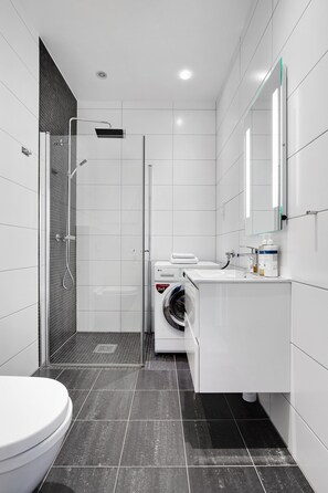 Appartement Supérieur | Salle de bain | Douche, douche à « effet pluie », articles de toilette de luxe
