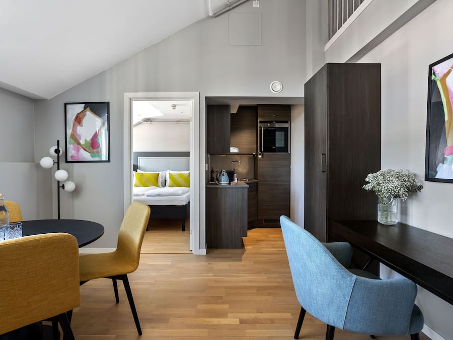 Toetasjesleilighet | Oppholdsområde | En 43-tommers smart-TV med kabel-kanaler