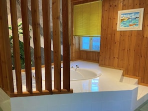 Chambre économique, vue sur la montagne | Salle de bain | Peignoirs, pantoufles