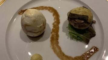 Ein Teller mit Dessert, Hauptspeise und Soße.