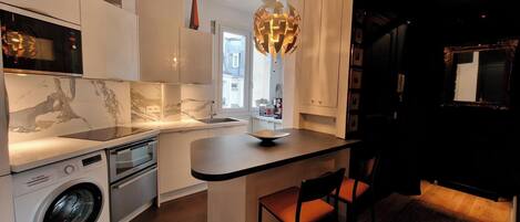 Geladeira, micro-ondas, fogão, lava-louças