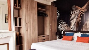 Een slaapkamer met een groot bed, een kledingkast en een spiegel.