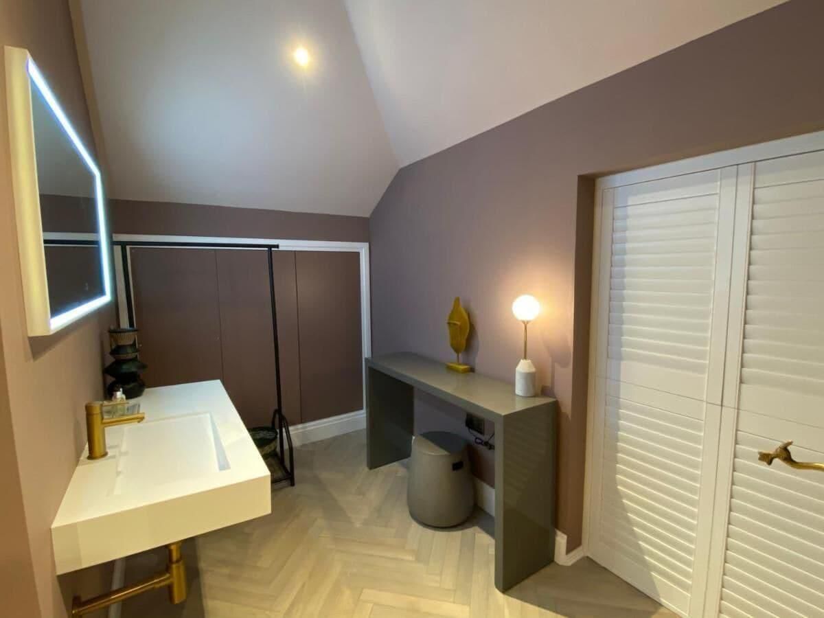 Separate tub and shower, deep soaking tub, rainfall showerhead