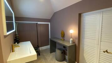 Separate tub and shower, deep soaking tub, rainfall showerhead
