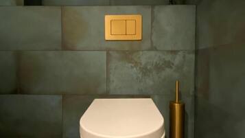 Cottage Eksklusif | Kamar mandi | Bathtub dan shower terpisah, bathtub besar, dan pancuran hujan