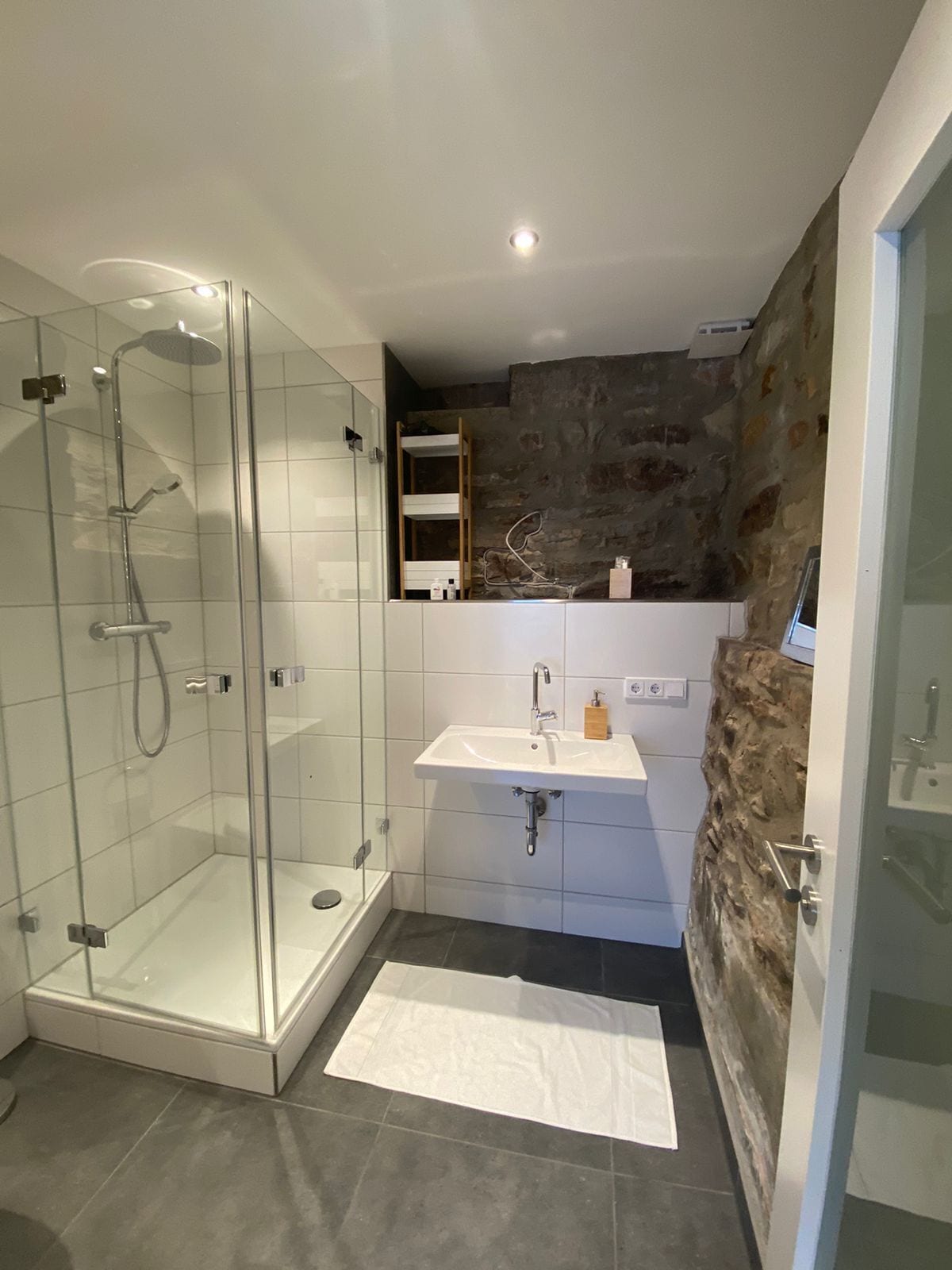 Familienzimmer | Badezimmer | Dusche, Hausschuhe, Fußbodenheizung (Badezimmer), Handtücher