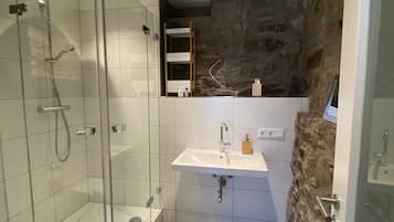Familienzimmer | Badezimmer | Dusche, Hausschuhe, Fußbodenheizung (Badezimmer), Handtücher