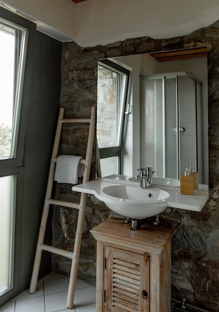 Dusche, Hausschuhe, Fußbodenheizung (Badezimmer), Handtücher. Hallgarter Zange